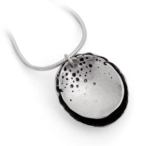 SilverLayeredPatternedNecklace Large Close up