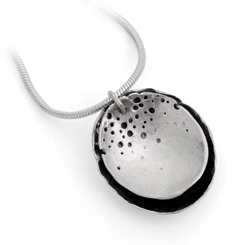 SilverLayeredPatternedNecklace Large Close up