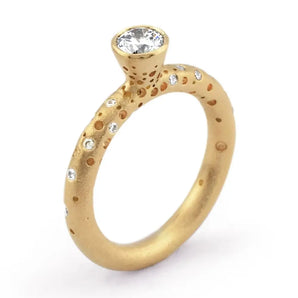 patterned-18ct-gold-solitaire-diamond-engagement-ring